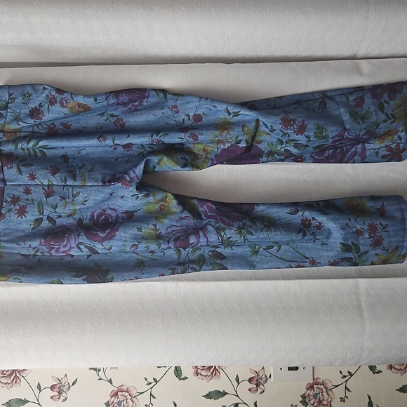 Floral Patterned Pants - Picture 4 of 6